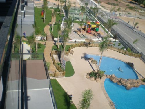 Piscina, parque infantil y pista de padel