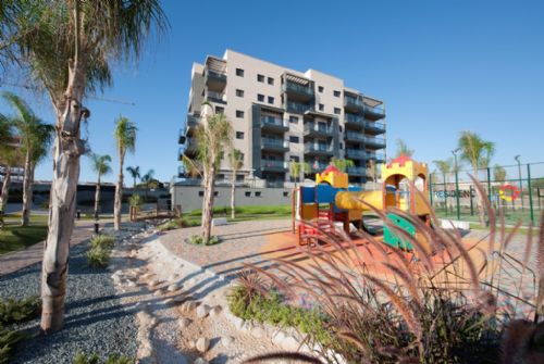 Parque infantil y pista de padel